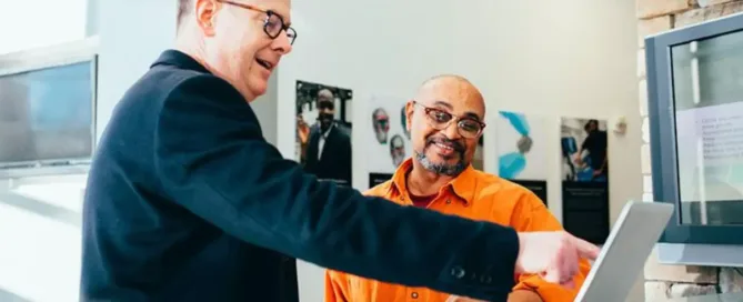 Homme donnant des conseils devant son ordinateur